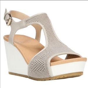 Dr. Scholl’s Wiley wedge in size 8